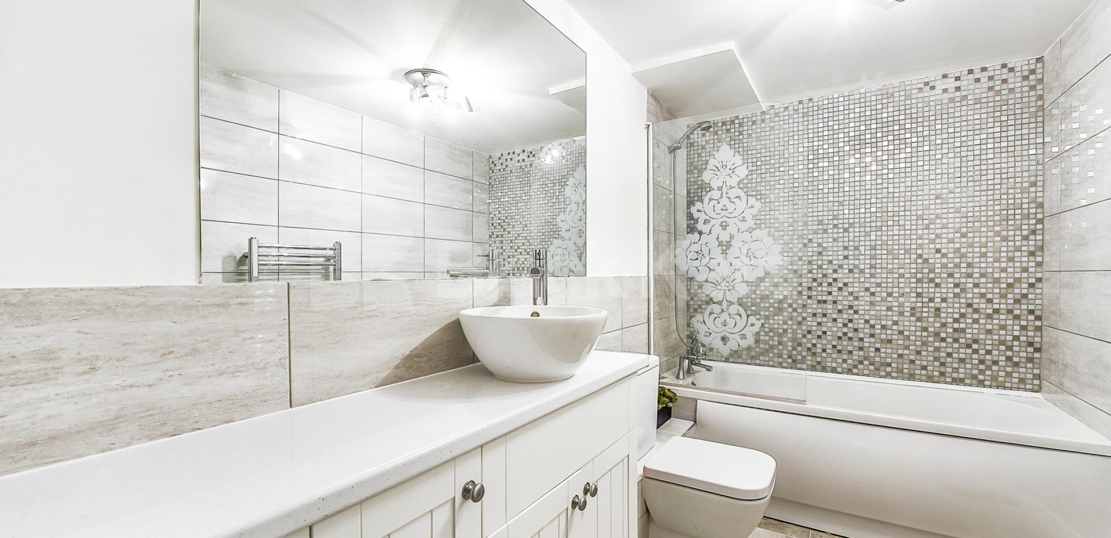 			UNDER OFFER , 2 Bedroom, 1 bath, 1 reception Apartment			 Clapham Common South Side, Clapham Common